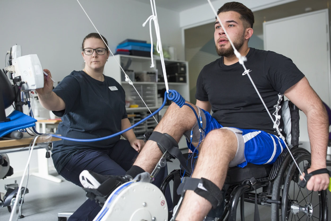 Patient traener med fysioterapeut