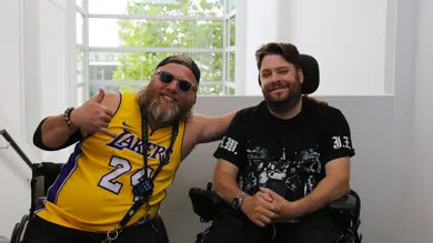 Henrik Jensen og Christian Brandenburg aka Røgslør har mødt hinanden på Specialhospitalet for Polio- og Ulykkespatienter og netop udgivet deres første hiphopnummer, 'Over broen'.