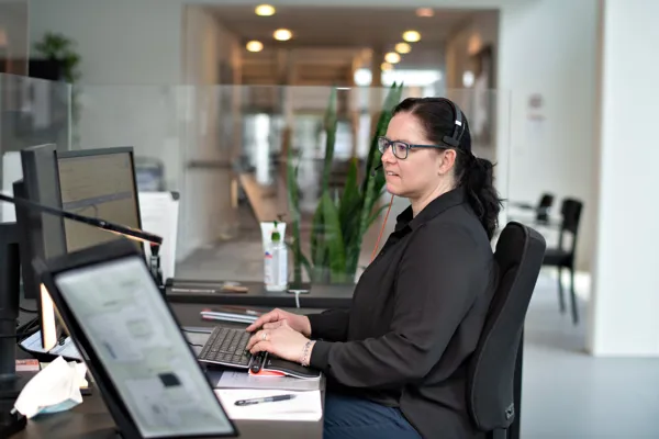 Tina Blum sidder klar i receptionen