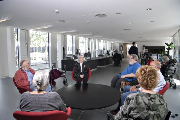 Borgere og/eller patienter i receptionen.